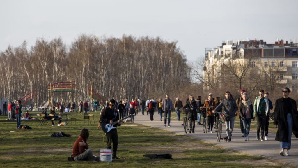 Общество: В Берлине могут ввести комендантский час из-за того, что жители не соблюдают карантин