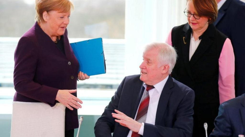 Общество: Из-за страха перед коронавирусом Зеехофер отказался пожимать Меркель руку
