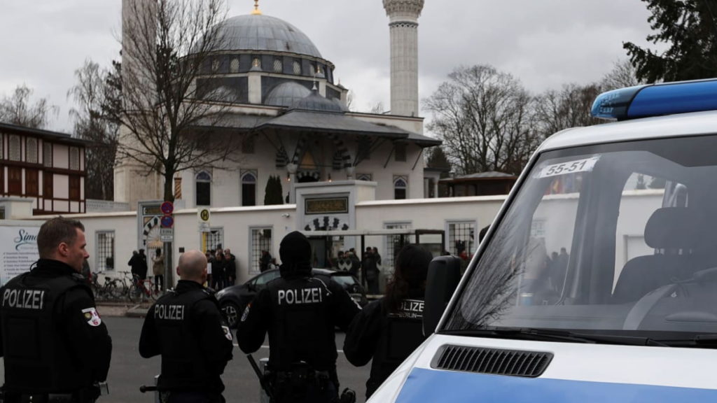 Общество: Полиция Берлина будет защищать мечети, кальянные и еврейские рестораны