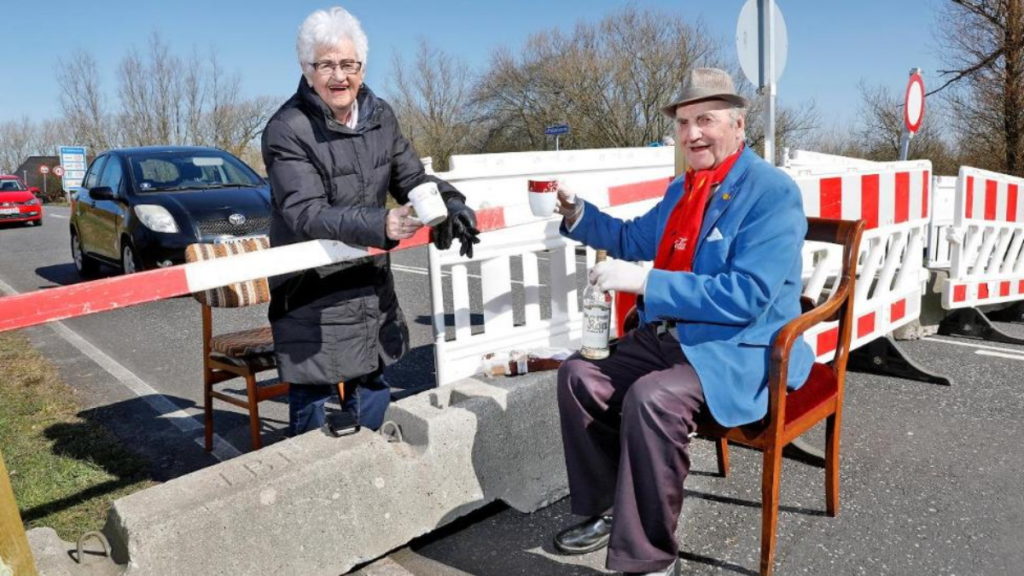 Общество: Любовь во время пандемии: пенсионеры ежедневно приезжают к границе, чтобы вместе выпить кофе