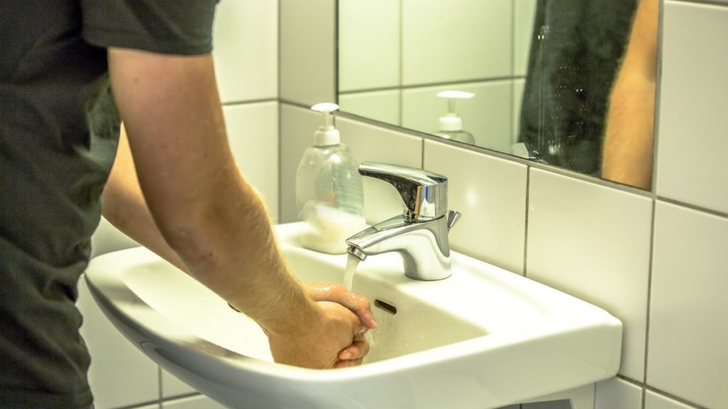 Общество: Благодаря коронавирусу мужчина из Любека впервые за 20 лет помыл руки после посещения туалета