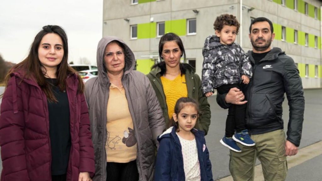 Общество: Приехали в отпуск, оказались в убежище для беженцев: запутанная история семьи из Азербайджана