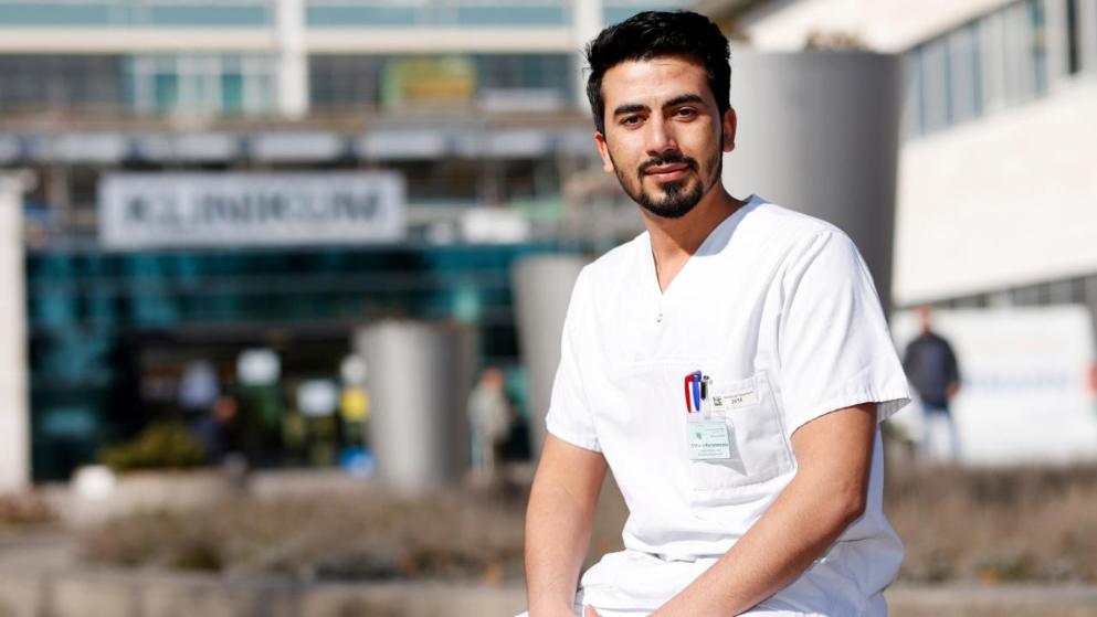 Общество: Афганский беженец помогает немецким врачам бороться с коронавирусом
