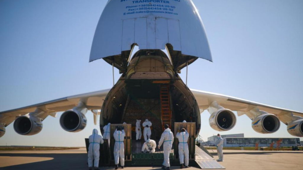 Общество: Самой большой в мире транспортный самолет доставил в Германию 10 млн защитных масок