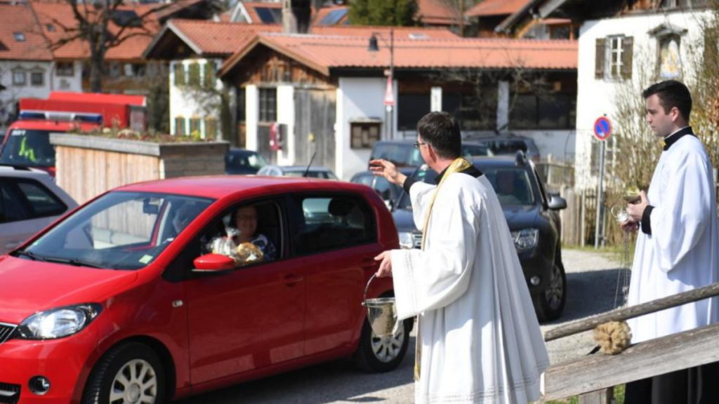 Общество: Пасха в режиме Drive-in: жители Баварии освятили праздничные корзины, не выходя из машин