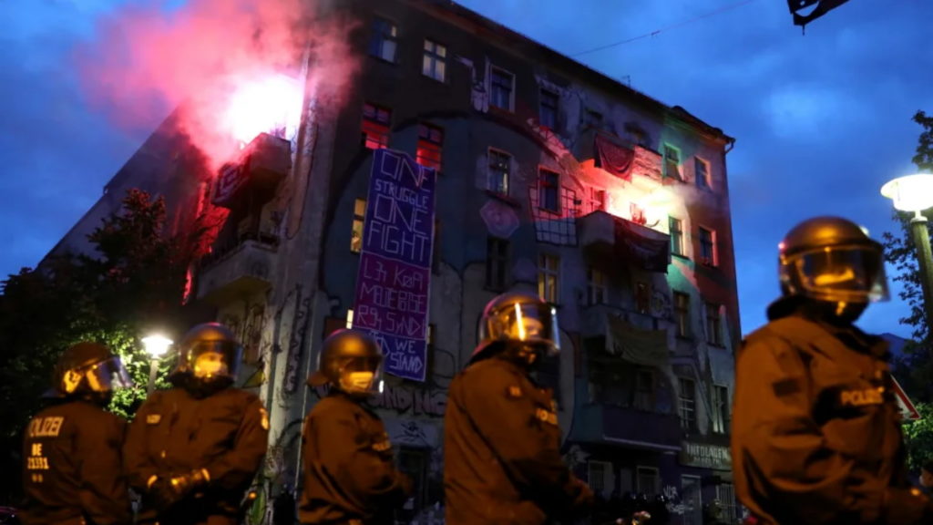 Происшествия: Первое мая в Берлине: левые радикалы устраивают акции протеста и нападают на полицейских