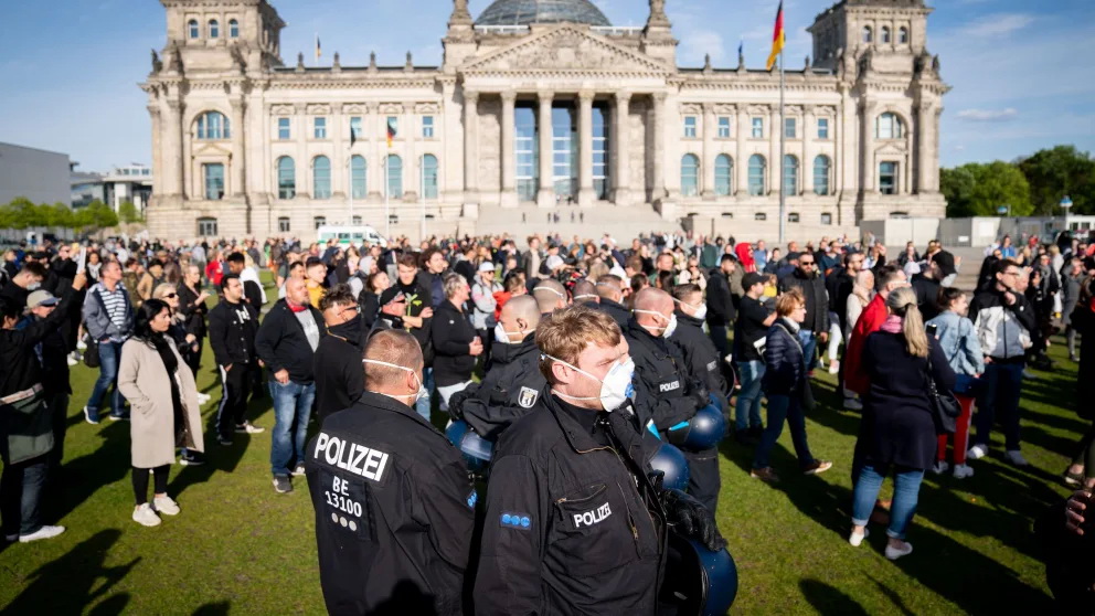 Происшествия: «Никакого карантина!»: в Берлине участники демонстрации напали на журналистов