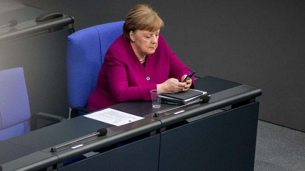 Политика: Меркель целый день не выпускает телефон из рук: в чем причина?