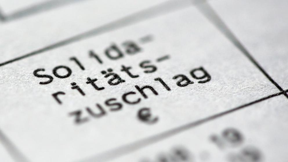 Деньги: Отмена налога солидарности: сколько денег сэкономят немцы?