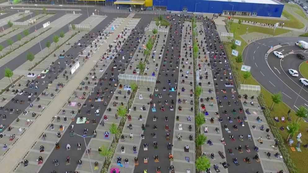 Общество: В Гессене около 700 мусульман собрались на парковке Ikea для молитвы