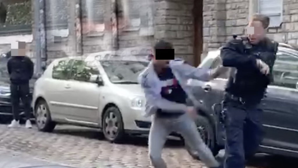 Происшествия: В Берлине молодой араб напал на полицейского, оплевал и ударил его