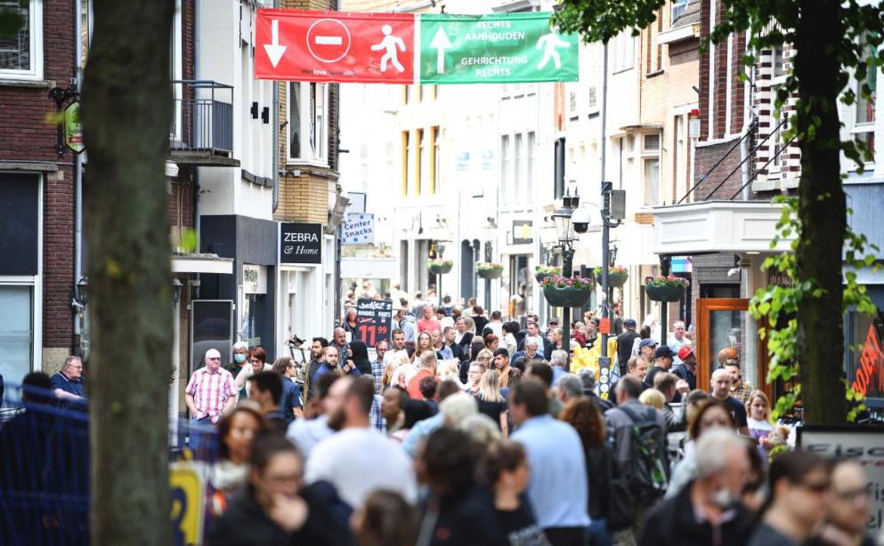 Общество: Никаких правил: немцы штурмуют голландские магазины