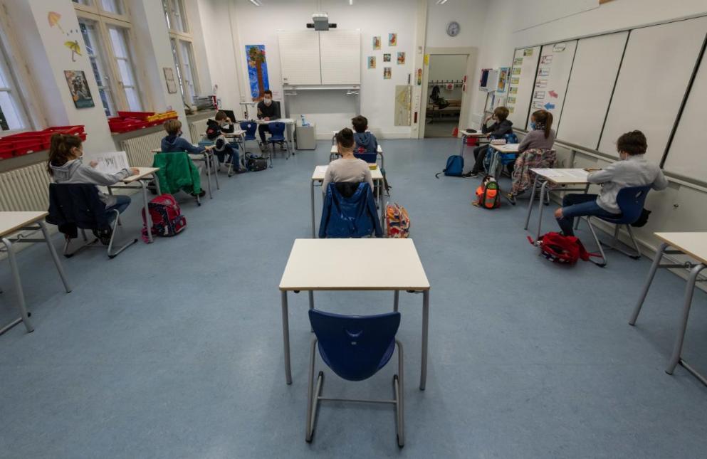 Общество: Родители в бешенстве: немецкие школьники возвращаются в классы всего на 5 часов в неделю