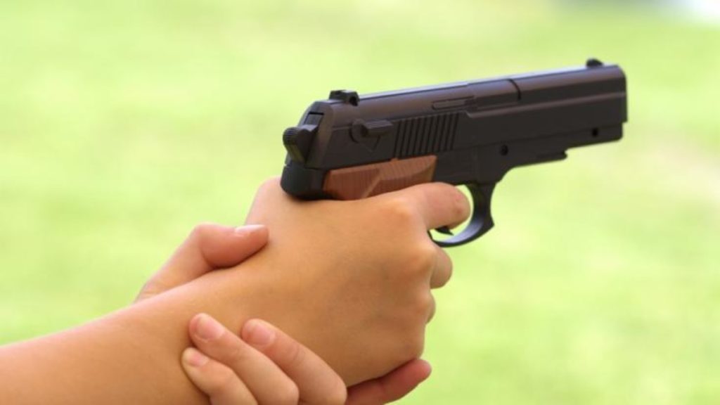 Отовсюду обо всем: 5-летний мальчик застрелил своего 12-летнего брата из пистолета