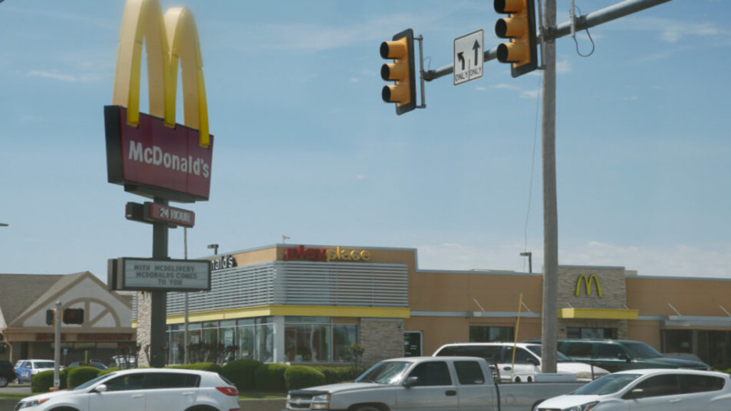 Отовсюду обо всем: Клиентка McDonald's открыла огонь по сотрудникам заведения из-за коронавирусных ограничений