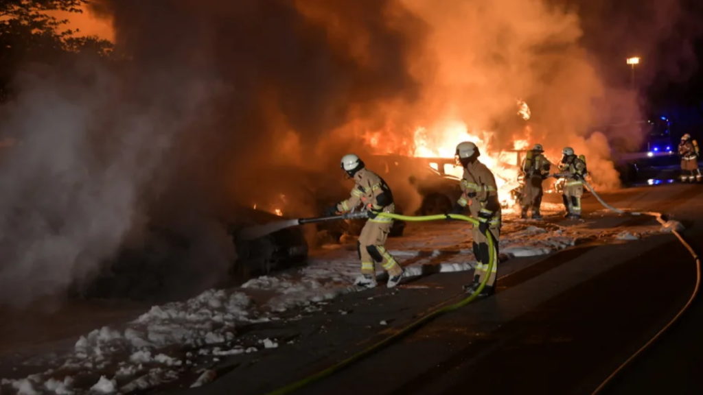 Происшествия: Безумие в столице: этой ночью неизвестные подожгли 11 автомобилей