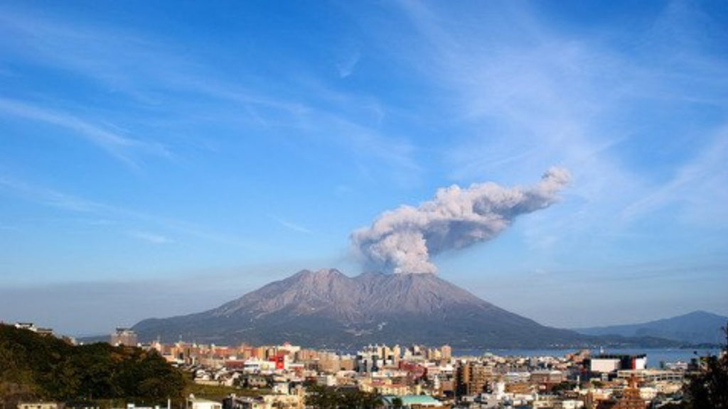 Отовсюду обо всем: В Италии проснулся крупнейший в Европе вулкан Этна