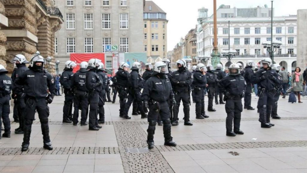 Общество: В Германии снова прошли массовые демонстрации против коронавирусных ограничений. Не обошлось без задержаний