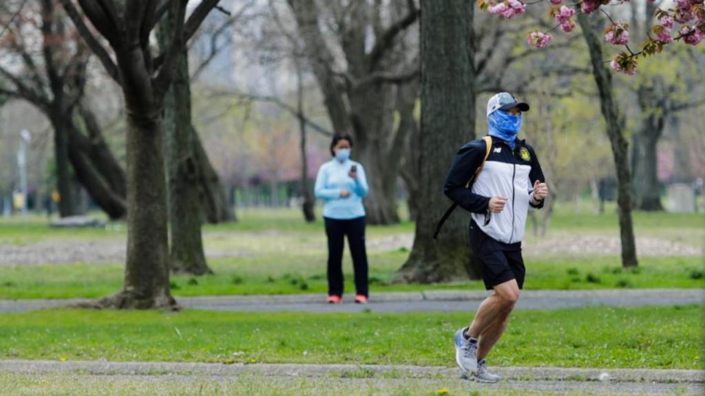 Общество: Вирусолог рассказал, нужно ли носить защитную маску на свежем воздухе