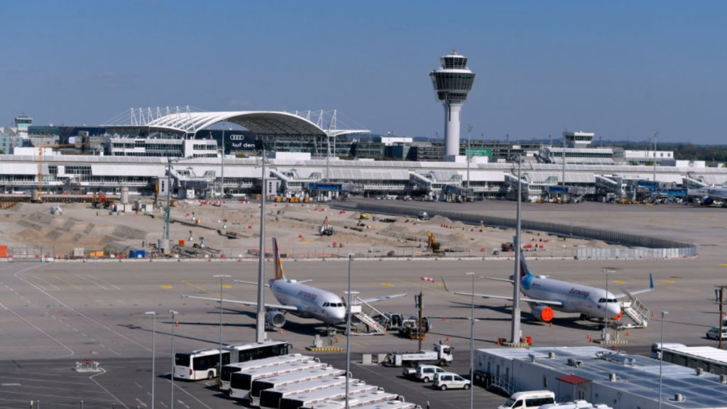 Происшествия: В аэропорту Мюнхена «дочь Гитлера» угрожала темнокожей полицейской