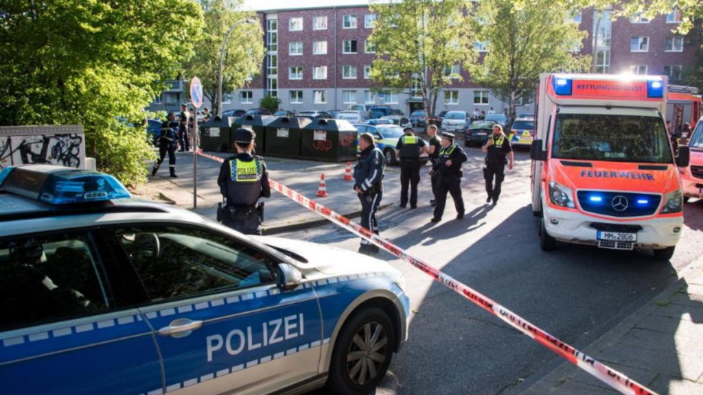 Происшествия: Нападение в Гамбурге: на автобусной остановке подстрелили парня и травмировали его спутницу