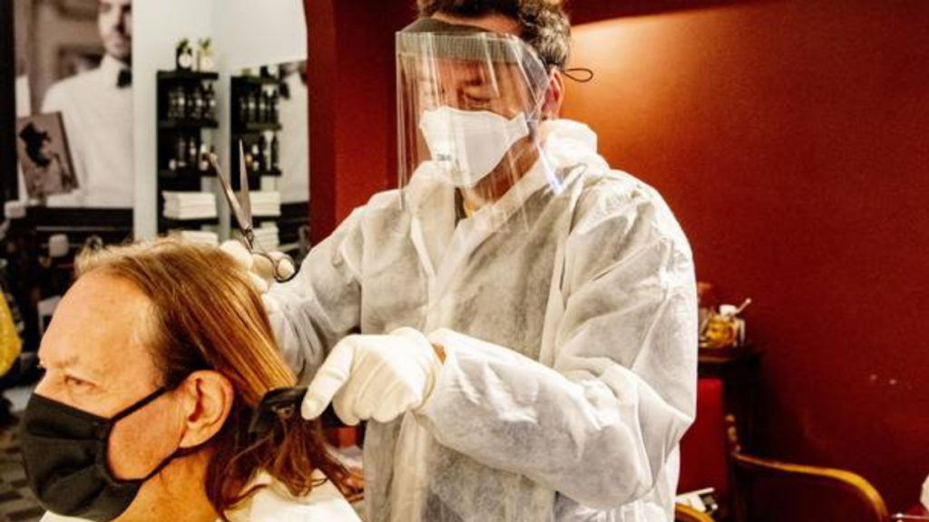 Общество: В Германии откроют парикмахерские, но многие немцы боятся идти туда из-за страха перед коронавирусом