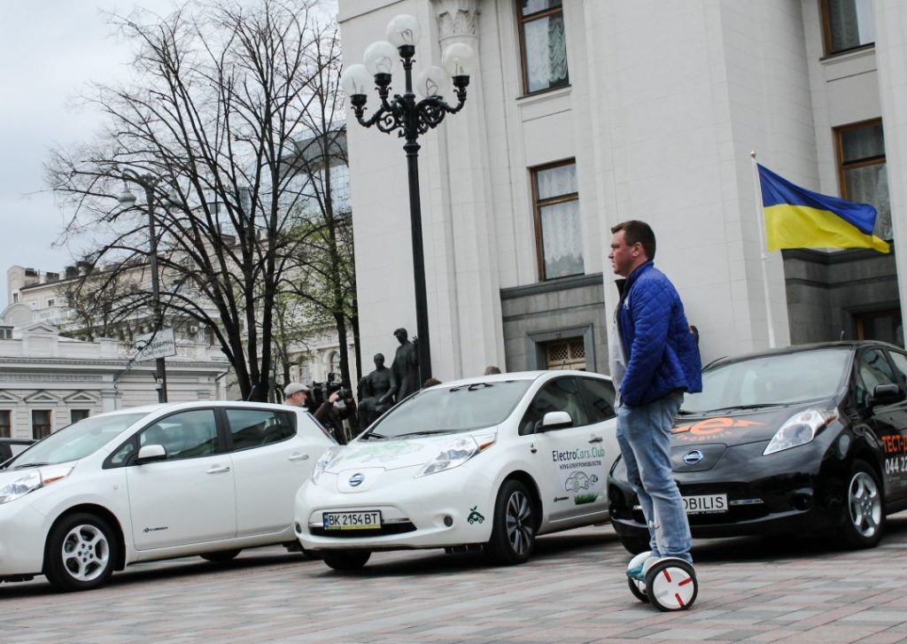 Мировая пресса: «Tesla впервые обогнала Nissan»: В мае украинцы приобрели 940 электромобилей, что в 1,5 раза больше результатов прошлого года (с начала года в Украину ввезли 2700 электромобилей)