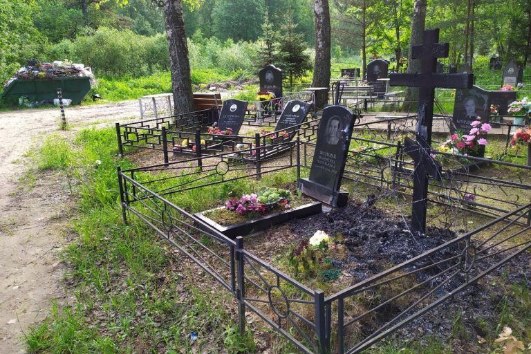 Мировая пресса: Подробности погрома на кладбище в Тверской области: парень с девушкой крушили надгробия и сжигали кресты
