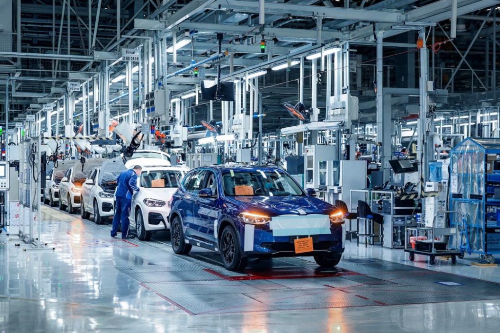 Мировая пресса: В Китае собрали первые 200 электрокроссоверов BMW iX3, серийную сборку запустят в конце лета, а отгрузку клиентам — до конца года