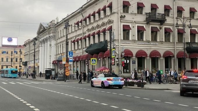 Мировая пресса: На "знаменитом" месте парковки Боярского в Петербурге заметили разноцветный BMW