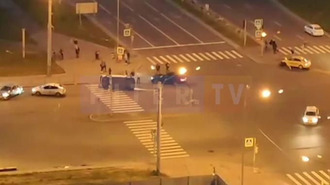 Мировая пресса: На перекрестке Героев и Ленинского из-за неработающего светофора произошло ДТП "с переворотом"