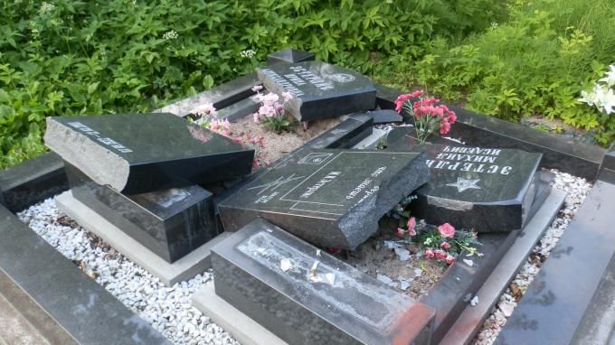 Мировая пресса: Восстановлению могилы спортивного журналиста Михаила Эстерлиса помешал коронавирус