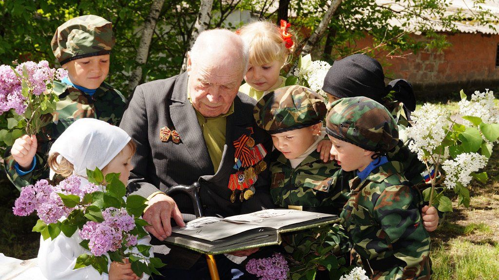 Сохраним память защитников. Ветераны и дети. Дети войны. Ветераны Великой Отечественной войны с детьми. Школьники и ветераны.