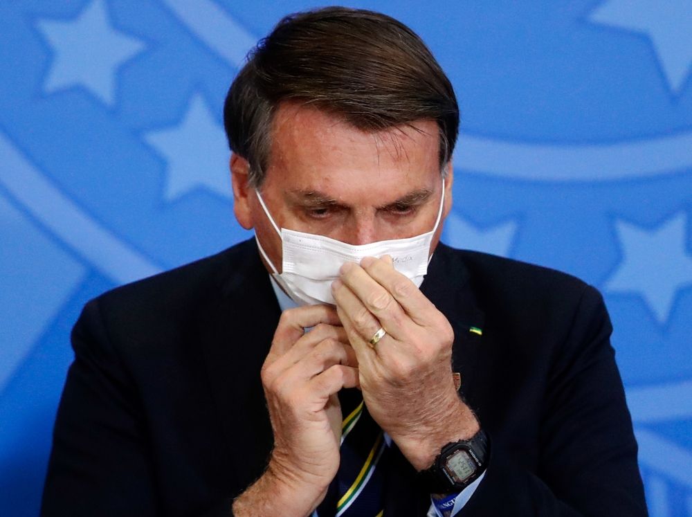 Мировая пресса: Судья запретил мачизм президента Бразилии: на людях ему придется надевать маску