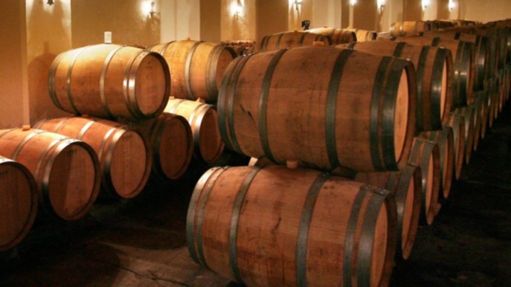 Отовсюду обо всем: Виноделам разрешили перерабатывать вино в дезинфицирующие средства