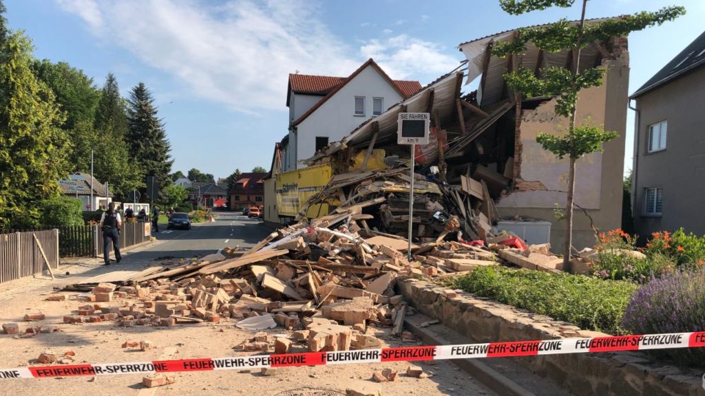 Происшествия: В Тюрингии грузовик врезался в дом: без жертв не обошлось