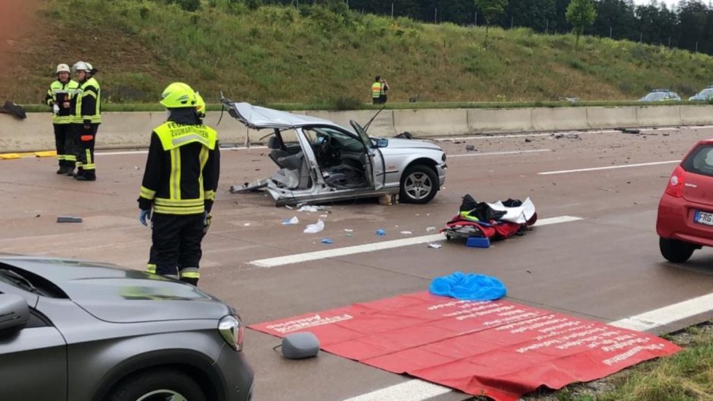 Происшествия: В Баварии во время ДТП автомобиль разорвало на две части: пассажирка погибла