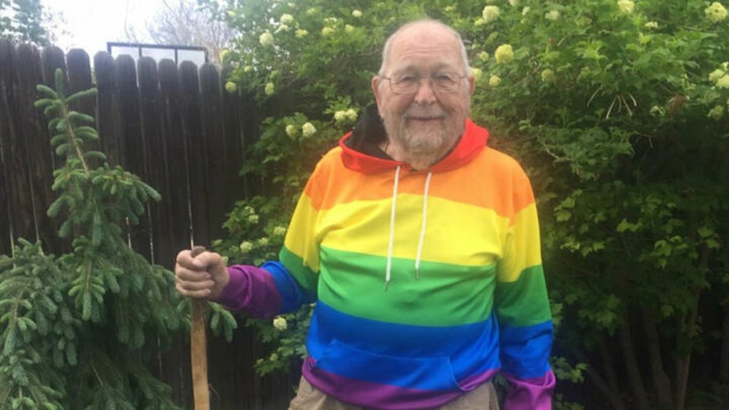 Отовсюду обо всем: Пенсионер в 90 лет признался, что он гей