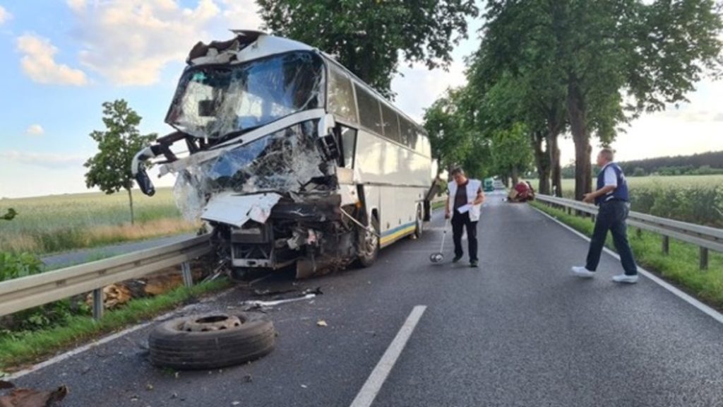 Происшествия: Автобус с пассажирами врезался в фургон: один человек погиб, еще несколько пострадали