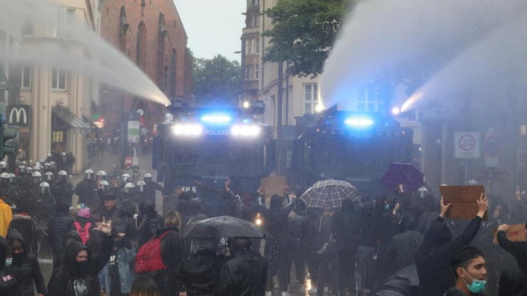 Общество: Демонстрации в Берлине и Гамбурге закончились массовыми арестами