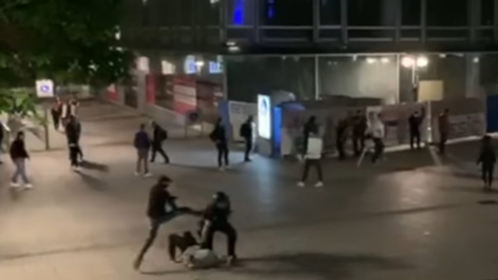 Происшествия: Свидетели засняли жестокое нападение на полицейского во время беспорядков в Штутгарте (+видео)