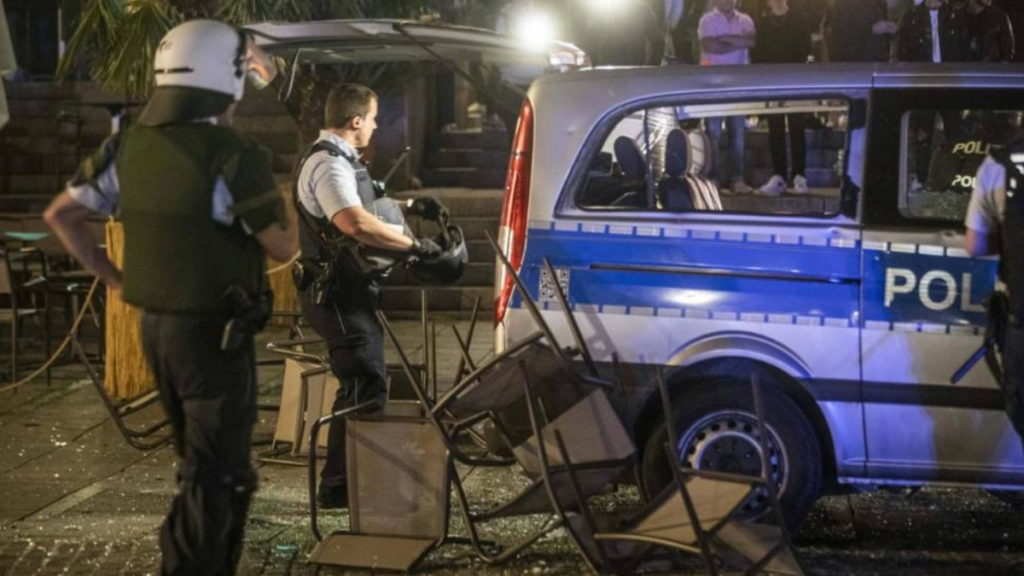 Происшествия: Разбитые витрины и машины, мародерство, пострадавшие: сотни нарушителей устроили массовые беспорядки в центре Штутгарта