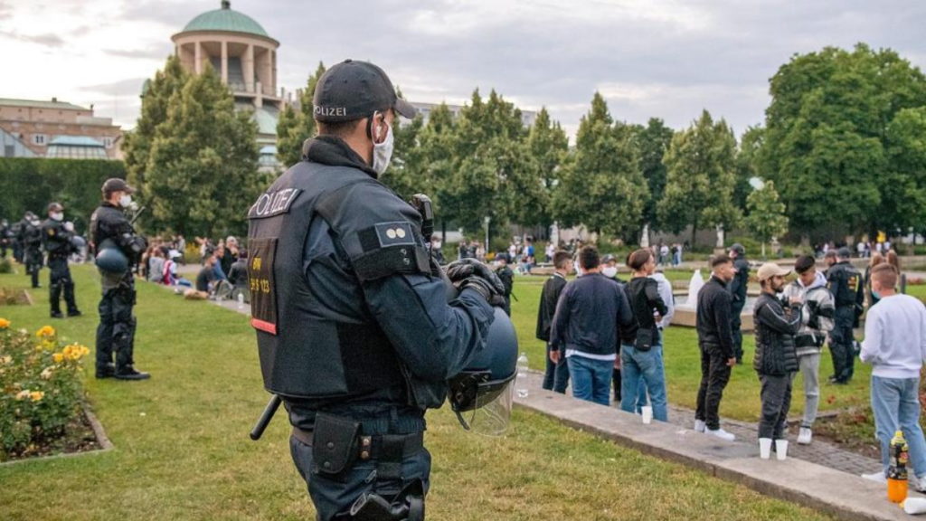Общество: После массовых беспорядков в Штутгарте сотни полицейских дежурят в центре города, проверяя личные вещи и документы отдыхающих