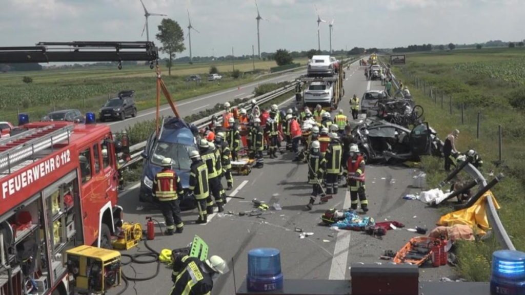 Происшествия: Масштабная авария на автобане А31: один погибший и множество пострадавших