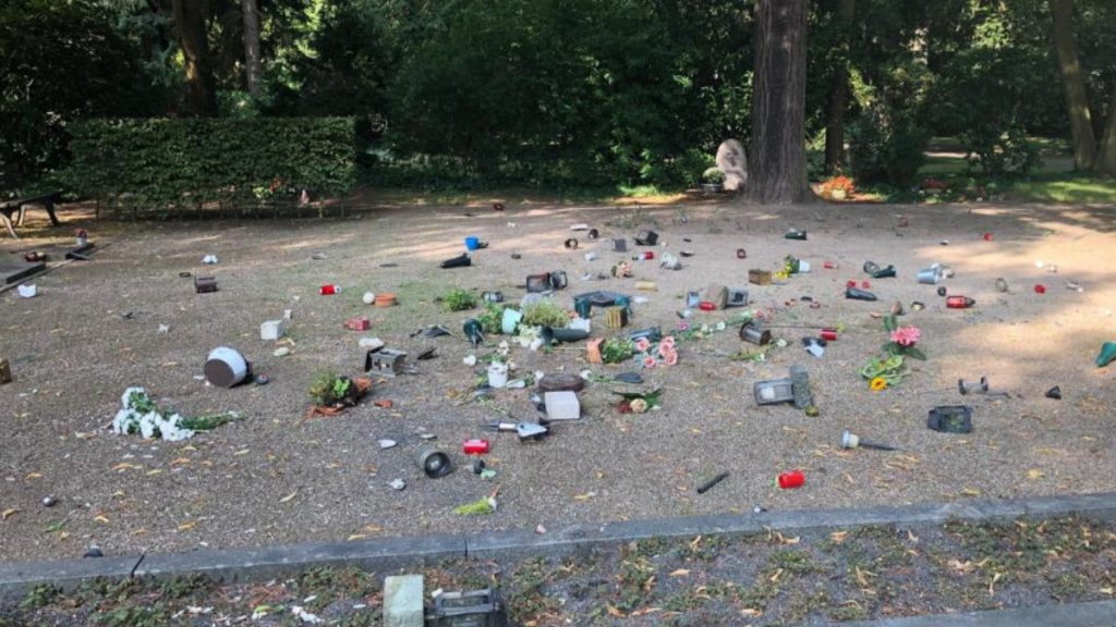 Происшествия: В Крефельде вандалы повредили на центральном кладбище 56 могил