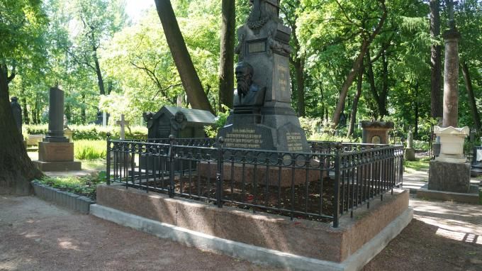Мировая пресса: В Петербурге завершена реставрация надгробного памятника Достоевского