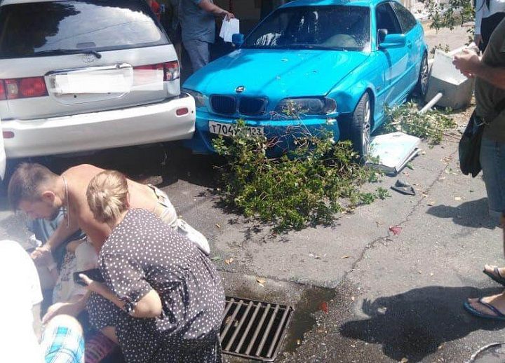Мировая пресса: Не справился с разворотом: в Сочи бирюзовый BMW вылетел на тротуар и сбил беременную