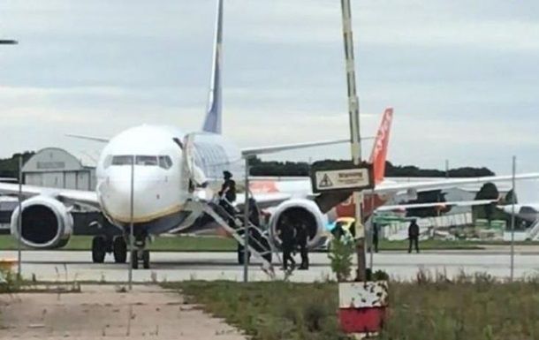 Мировая пресса: Самолет Ryanair экстренно сел в Лондоне из-за угрозы взрыва на борту