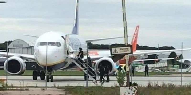 Мировая пресса: Самолет Ryanair экстренно совершил посадку из-за угрозы взрыва на борту | Новости. Новости дня. Новости Украины 14 июля 2020 - ТЕЛЕГРАФ