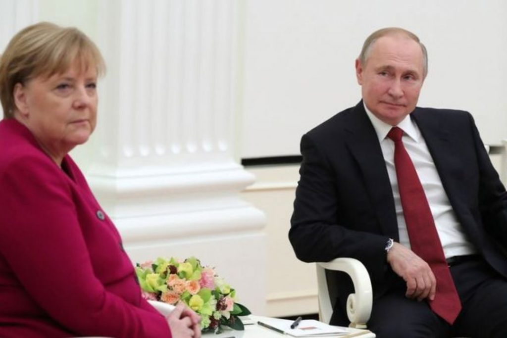 Мировая пресса: Путин и Меркель обсудили по телефону ситуацию на Донбассе